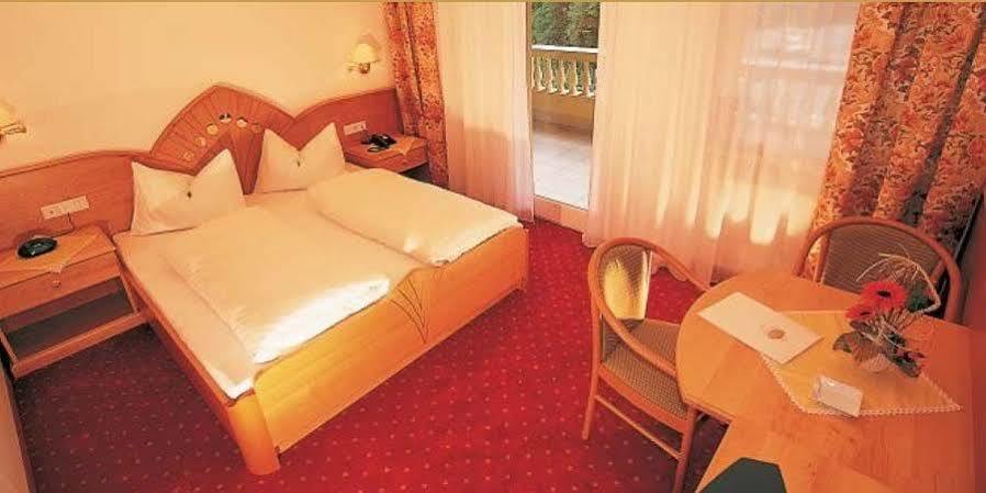 Hotel Maria Theresia Silandro Exterior foto