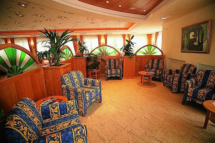 Hotel Maria Theresia Silandro Exterior foto